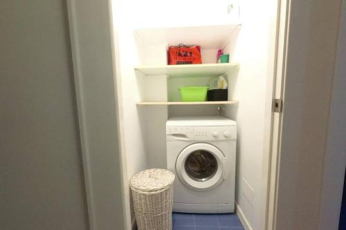 a washer and dryer in a corner of a room at Apartamento moderno muy acogedor y luminoso •León in León
