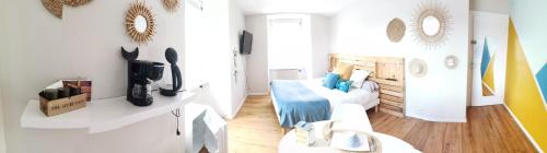 een witte woonkamer met een witte bank bij Chambres d'Hôtes vue mer entre Plestin les Grèves et locquirec in Plestin-les-Grèves