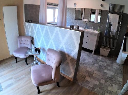 PineuilhにあるLA CARRETERIE - Maison de Famille{s}のリビングルーム(椅子、シンク付)