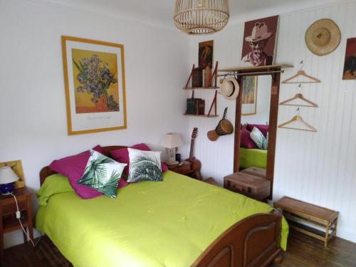 um quarto com uma cama verde num quarto em Chambre César- au 1er - Villa Chaumonty em Périgueux