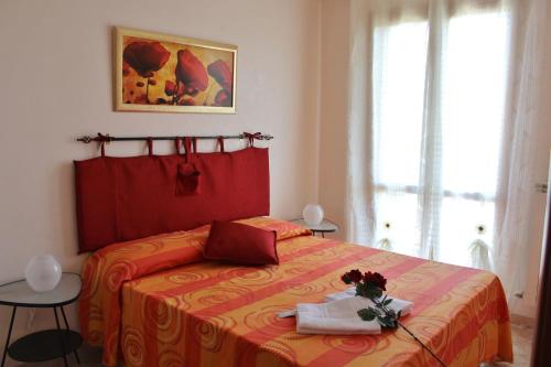 B&B Colle Sul Mare في تيرمولي: غرفة نوم بها سرير عليه زهور