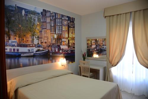 1 dormitorio con 1 cama y una pintura de una ciudad en B&B Europa, en Potenza