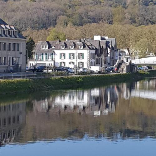 a town next to a river with buildings at Chambres Dhôtes Numéro 1 in Châteaulin