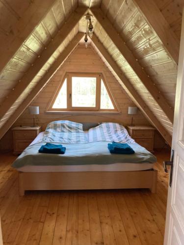 מיטה או מיטות בחדר ב-Domek w Brzozach