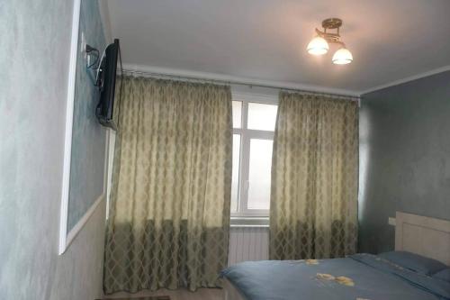 a bedroom with a bed and a window at Pensiunea Red Rock in Piatra Neamţ