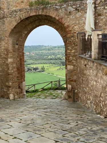 łuk w kamiennej ścianie z widokiem w obiekcie Tuscany Heba w mieście Magliano in Toscana