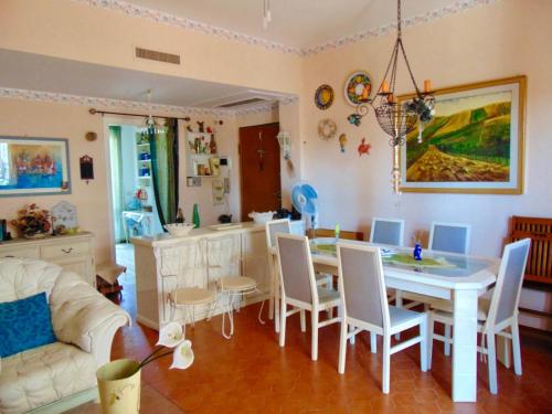 eine Küche und ein Esszimmer mit einem Tisch und Stühlen in der Unterkunft M292 - Marcelli, quadrilocale con giardino a 50mt dal mare in Marcelli