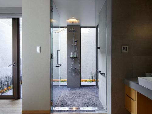 baño con ducha y puerta de cristal en Agora Tokyo Ginza en Tokio