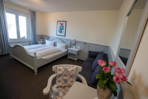 Hotel & Restaurant Tanne في Fischingen: غرفة معيشة مع سرير وأريكة