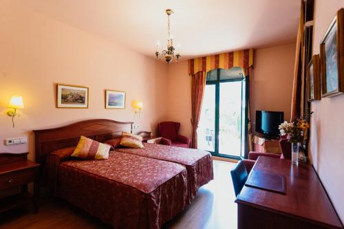 Кровать или кровати в номере Hotel de Camprodón