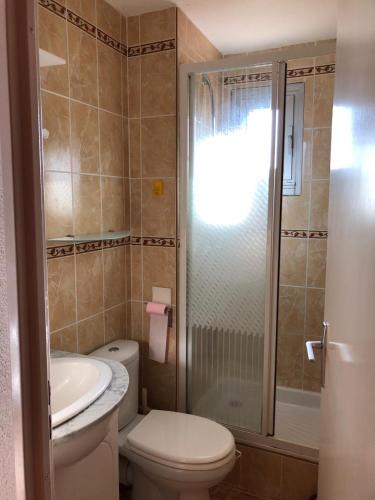 une salle de bain avec toilettes, lavabo et douche dans l'établissement appartement vue mer, au Cap d'Agde