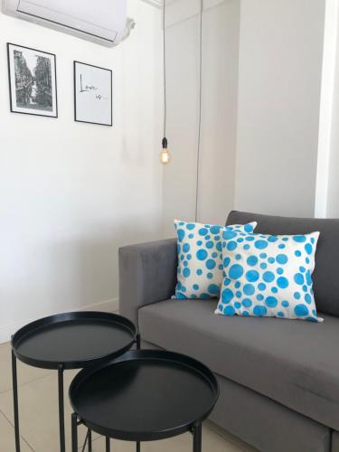 a living room with a couch and a table at Administración MAIPU 1D DEPTO PREMIUM in Tandil