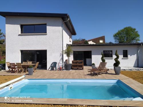 a swimming pool in front of a house at Doubs repère in Montferrand-le-Château