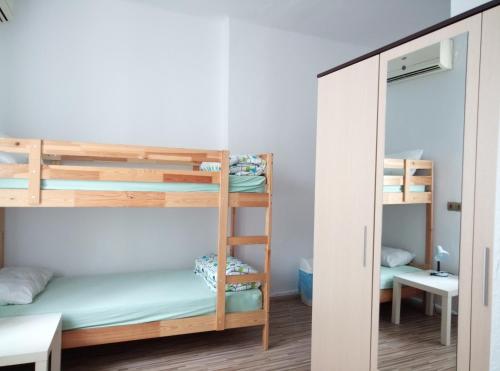 ヴァルナ・シティにあるCasablanca Cityの二段ベッドと鏡が備わる客室です。