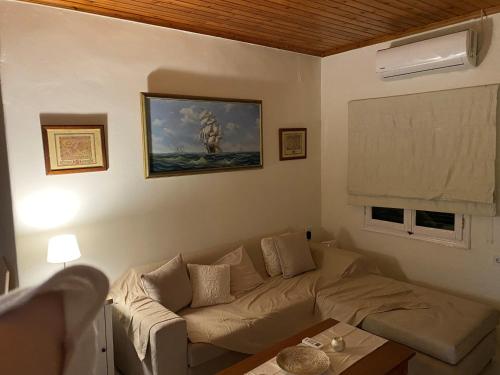 un soggiorno con divano e tavolo di Lena’s traditional villa a Ayia Evfimia