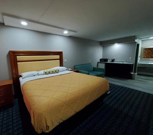 Una cama o camas en una habitación de Scottish Inns & Suites