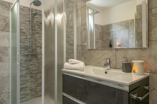 Dea House tesisinde bir banyo