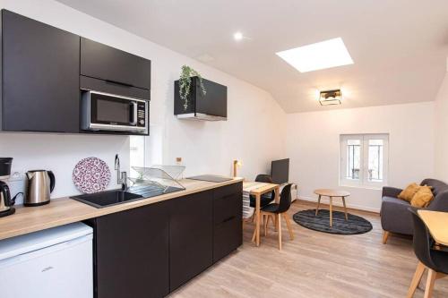 une cuisine avec un comptoir et un salon dans l'établissement LE PATIO - T2 CENTRE HISTORIQUE, à Agen