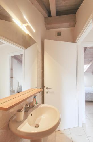 a bathroom with a sink and a mirror at Mimosa 24 in Acquaseria