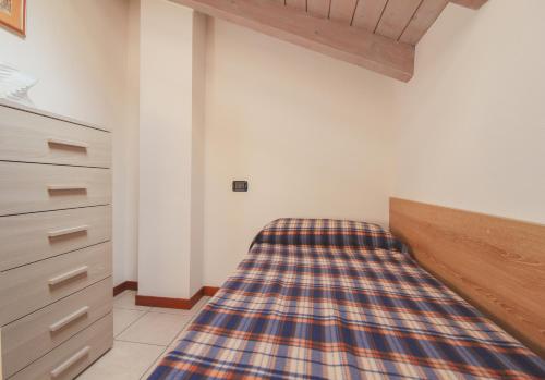 a bedroom with a bed with a plaid blanket at Mimosa 24 in Acquaseria