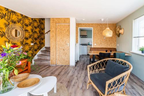 una sala de estar con un sofá y una mesa en Charley's Home 4 personen, en Westkapelle