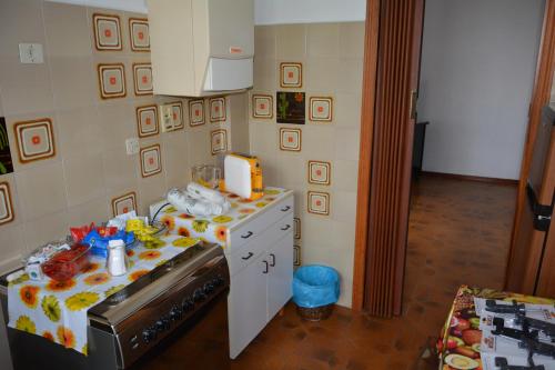 cocina con mesa y encimera en Affittacamere AL 30 en Marzocca di Senigallia