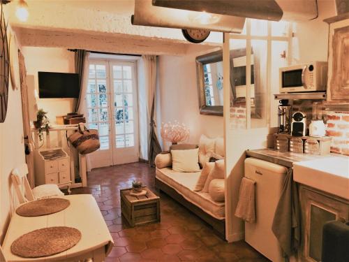 un salon avec un canapé et une table dans l'établissement CHARME RAMATUELLE, à Ramatuelle