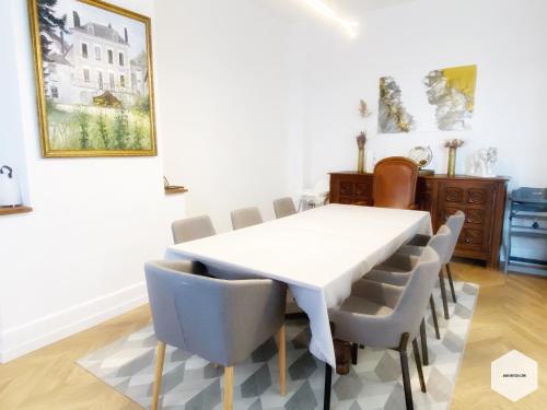 a dining room with a white table and chairs at Manoir 1838 à - 3 km du Zoo de Beauval & proche des châteaux in Saint-Aignan