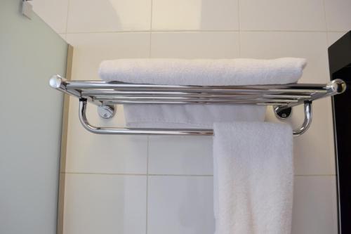 a towel rack in a bathroom with towels at فندق جلنار الراقي للايواء السياحي in Al Madinah
