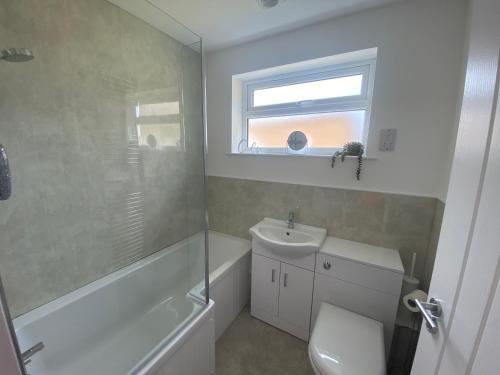 Koupelna v ubytování Bay - Brambles Chine, Colwell Bay - 5 star WiFi - Short walk to The Hut and beach - 1 night stays available - Ferry offers