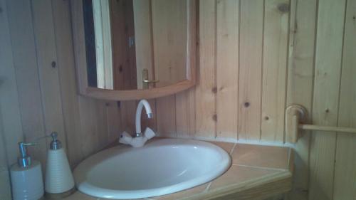 Habitación de madera con baño con bañera blanca. en L'Aubépine, en Mollans-sur-Ouvèze