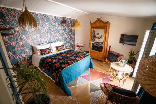 une chambre avec un lit et un miroir dans l'établissement La Belle Amarre-Bed and Breakfast-Maison d'Hôtes, à La Rochelle