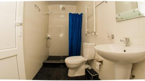 Un baño blanco con inodoro y lavabo. en Shekvetili Big Wonder, en Shekhvetili