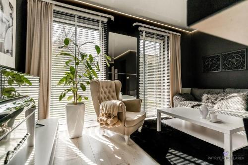 Ruang duduk di Apartament Black