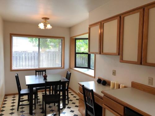 een keuken met een tafel en stoelen in een kamer bij Retro West Near Indian Creek Golf Course - 30 day minimum home in Hood River