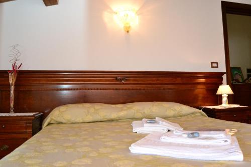 a bed with two towels on top of it at Villa San Giacomo in Scerni