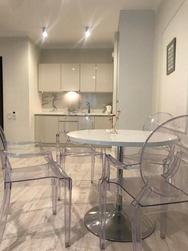 jadalnia ze stołem i krzesłami w kuchni w obiekcie Mennica Residence Hotel Apartments w Warszawie