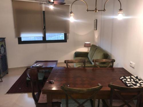 ein Wohnzimmer mit einem Tisch und einem Sofa in der Unterkunft SANFAINA DE GATS in Deltebre