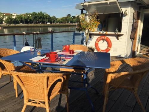 une table sur le pont d'un bateau dans l'établissement Péniche DJEBELLE, à Bayonne