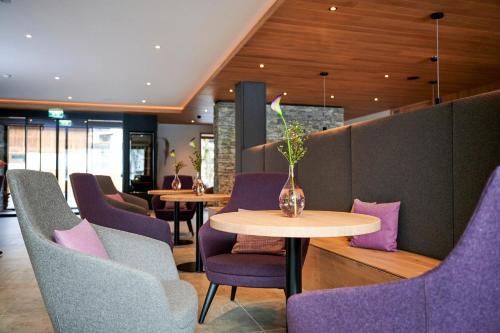 Posezení v ubytování Wellness und Brunch Hotel MorgenZeit beheizter Naturpool mit Sandstrand Genuss Frühstück bis 13 Uhr Hochkönig Sommercard