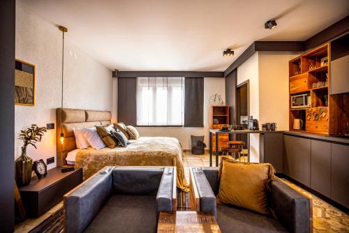 un dormitorio con una cama y un sofá en Ika Boutique Luxury Apartments, en Zadar