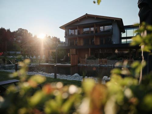 Zahrada ubytování Wellness und Brunch Hotel MorgenZeit beheizter Naturpool mit Sandstrand Genuss Frühstück bis 13 Uhr Hochkönig Sommercard