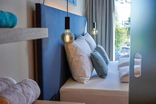 Postel nebo postele na pokoji v ubytování Wellness und Brunch Hotel MorgenZeit beheizter Naturpool mit Sandstrand Genuss Frühstück bis 13 Uhr Hochkönig Sommercard