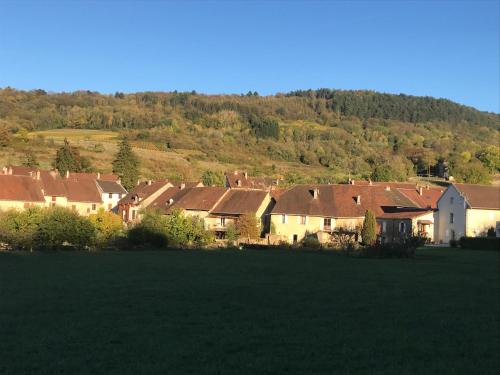 a group of houses in a field with a hill at Golf Val de Sorne Vernantois Maison vigneronne in Vernantois
