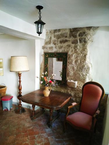a room with a table and a chair and a mirror at GITE AU COEUR DES GORGES DU VERDON in Quinson