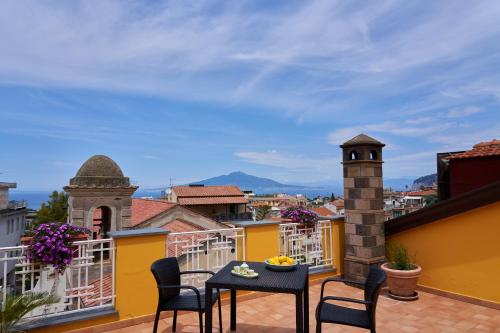 a patio with a table and chairs on a balcony at Sine Tempore in Sorrento