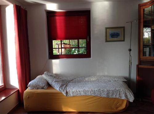 - une chambre avec un lit et une fenêtre dans l'établissement Wassermühle, à Rheine