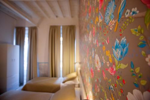 a living room with a painting of flowers on the wall at Hotel Bencidormi in Florence