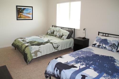 Katil atau katil-katil dalam bilik di 3 queen beds, 1 twin bed, 2 rooms, 1 and a half bath, self check-in, flexcation equipped