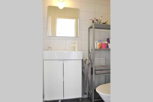 Et badeværelse på Charming studio apartment in Båstad